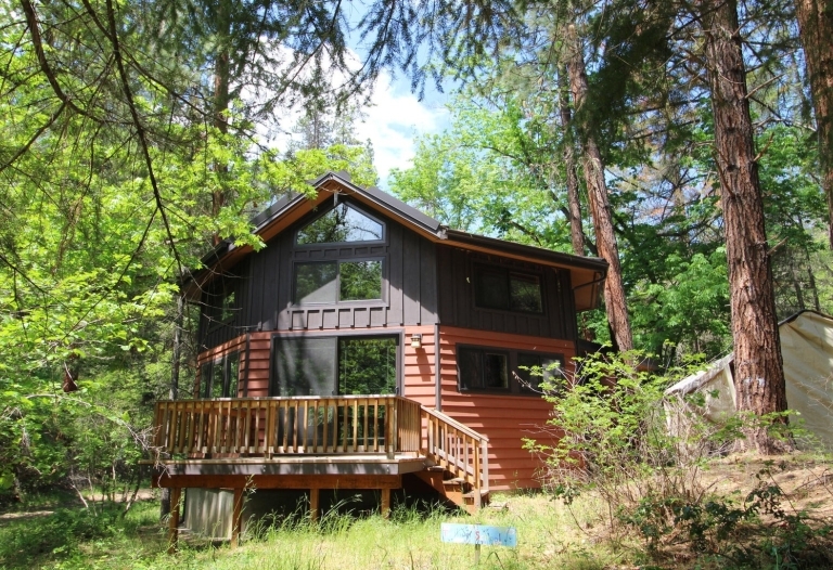 HISTORICAL EDUCATIONAL RETREAT CENTER ON THE APPLEGATE RIVER